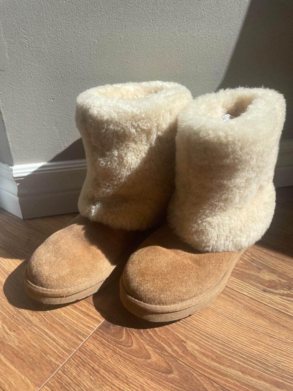 BRAND NEW UGG Patten Womens Size US 8, Boots Suede in Color "Chestnut"